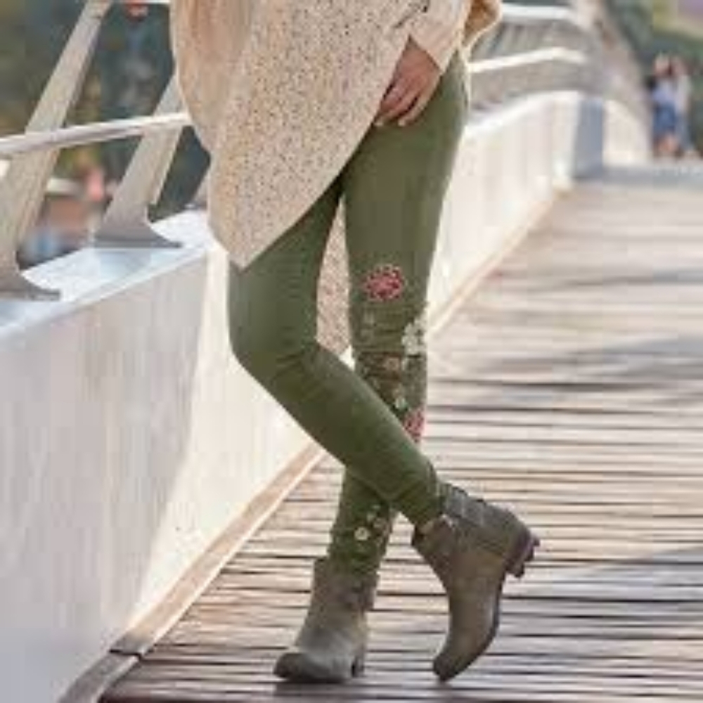 GUC Driftwood Size 12 Jackie Floral Embroidered Jeans